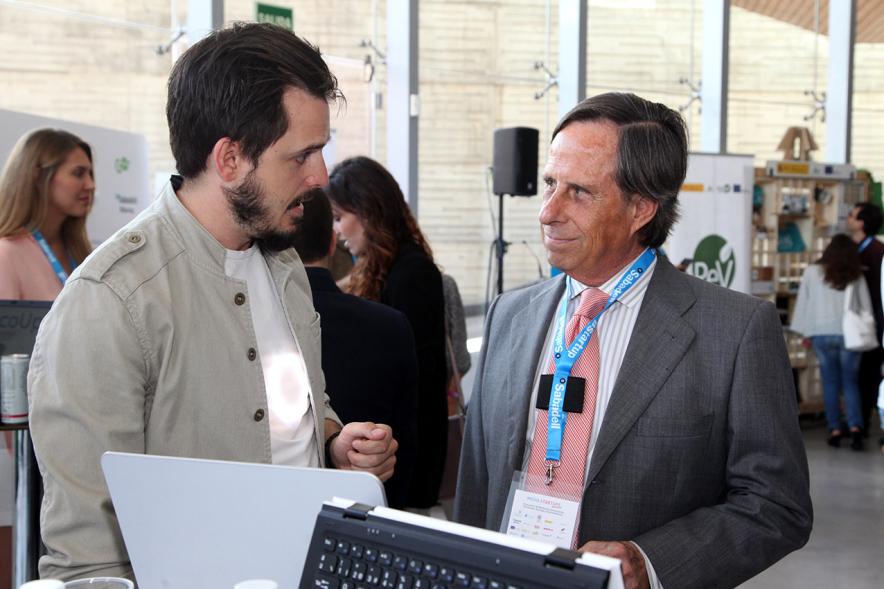 Media Day StartUp Alcobendas - El alcalde con un participante.