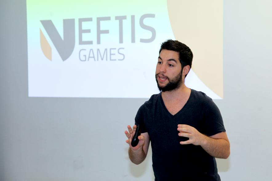 Presentación de Empresas Aceleradas por el Programa StartUp Alcobendas - Primer plano de uno de los presentadores.