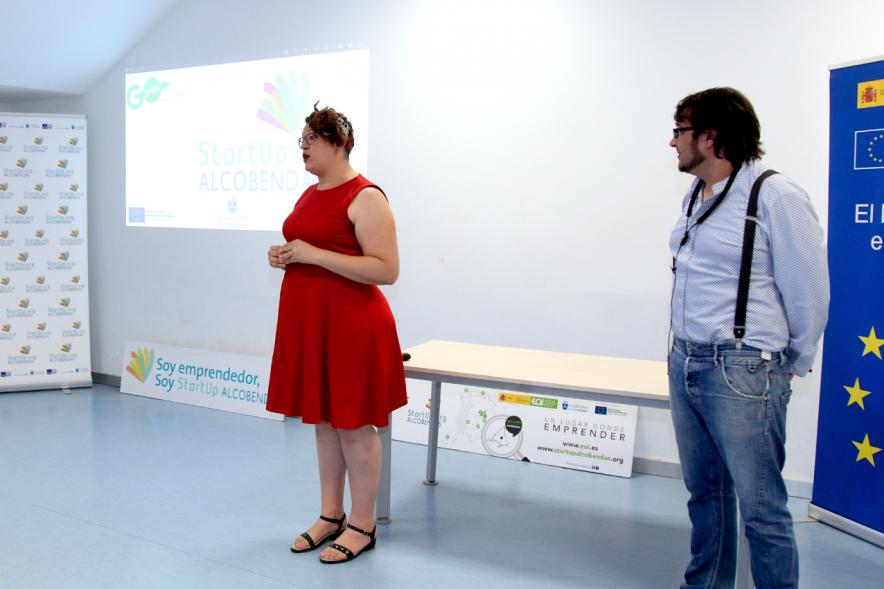 Presentación de Empresas Aceleradas por el Programa StartUp Alcobendas -  Imagen de  dos presentadores. 