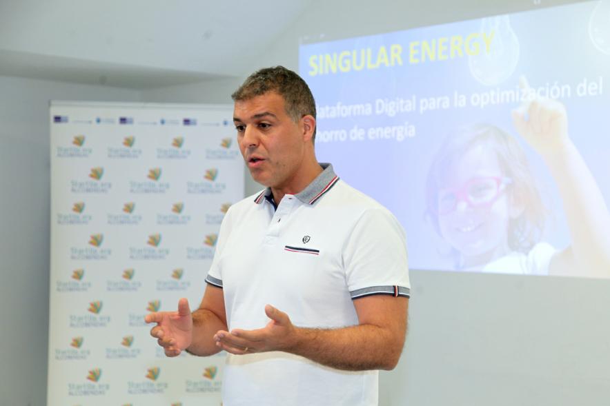 Presentación de Empresas Aceleradas por el Programa StartUp Alcobendas - Imagen  de uno de los presentadores.