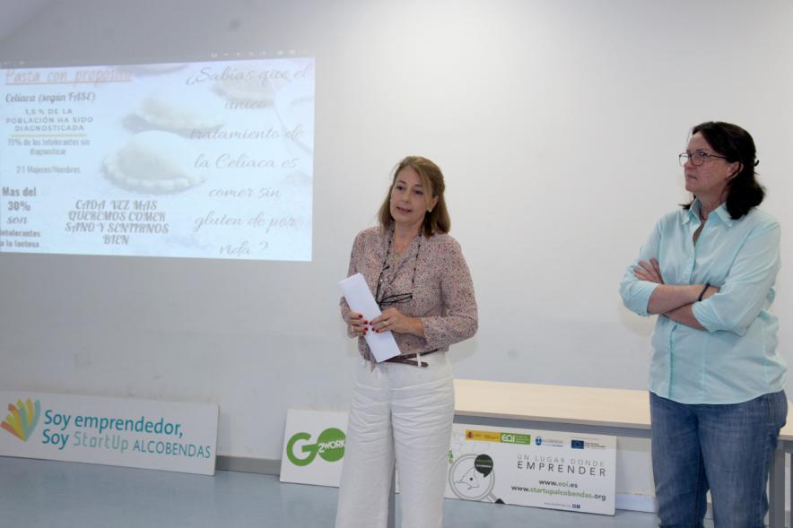 Presentación de Empresas Aceleradas por el Programa StartUp Alcobendas - Imagen de dos ponentes  hablando.