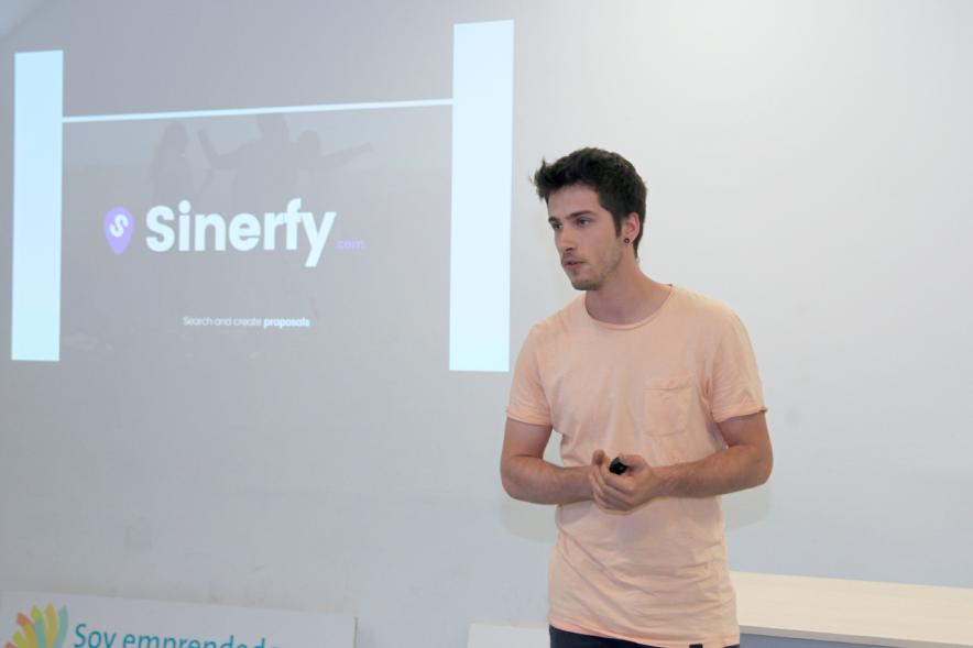 Presentación de Empresas Aceleradas por el Programa StartUp Alcobendas - Imagen de uno de los presentadores..