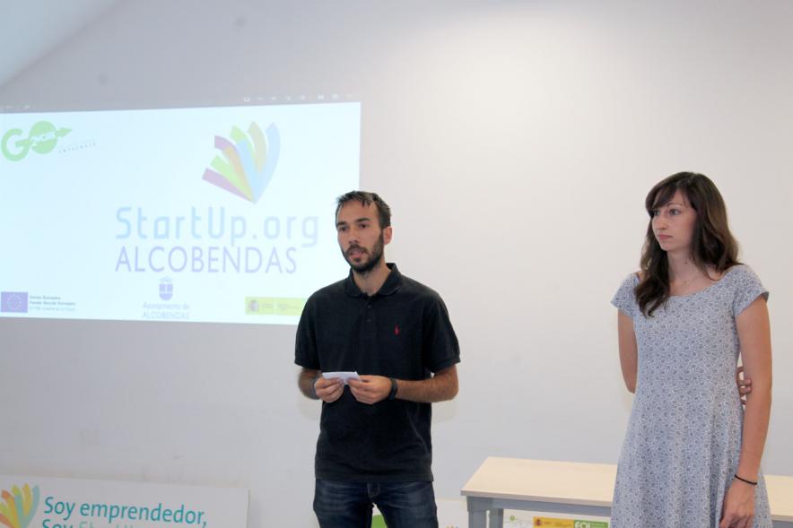 Presentación de Empresas Aceleradas por el Programa StartUp Alcobendas - Imagen de dos jóvenes presentadores.