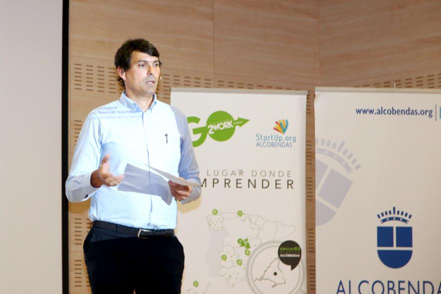 Selección de Proyectos Vª Edición StartUp Alcobendas - Imagen de uno de los ponentes dirigiéndose al público asistente.