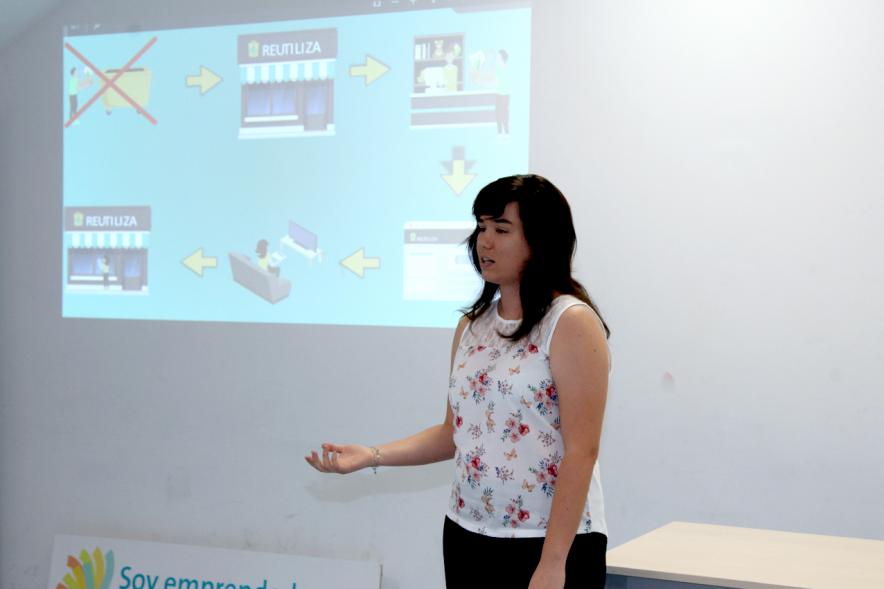 Presentación de Empresas Aceleradas por el Programa StartUp Alcobendas -  Imagen de una de las presentadoras.  