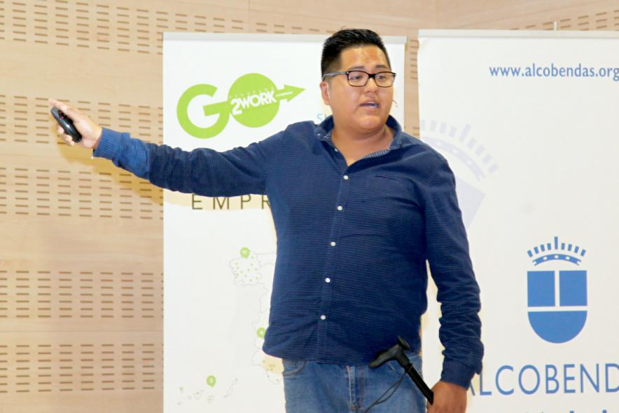 Selección de Proyectos Vª Edición StartUp Alcobendas - Imagen de uno de los ponentes dirigiéndose al público asistente.