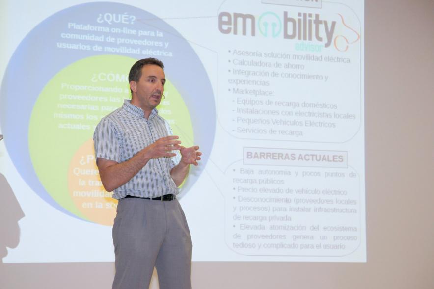 Selección de Proyectos Vª Edición StartUp Alcobendas - Imagen de uno de los ponentes dirigiéndose al público asistente.