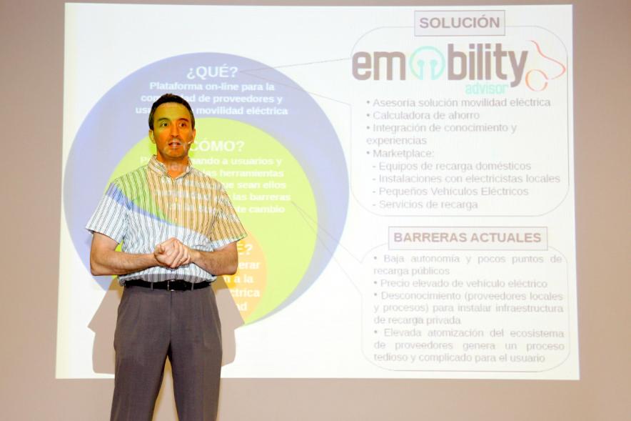 Selección de Proyectos Vª Edición StartUp Alcobendas - Imagen de uno de los ponentes dirigiéndose al público asistente.