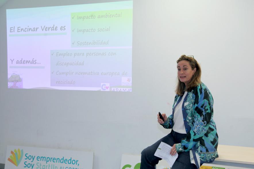 Presentación de Empresas Aceleradas por el Programa StartUp Alcobendas - Imagen de una de las presentadoras.   