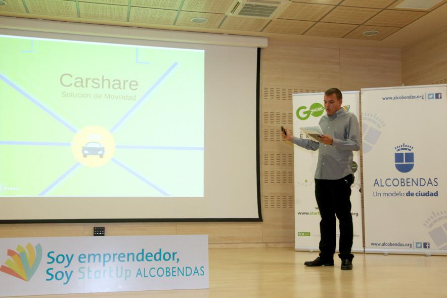 Selección de Proyectos Vª Edición StartUp Alcobendas - Imagen de uno de los ponentes dirigiéndose al público asistente.