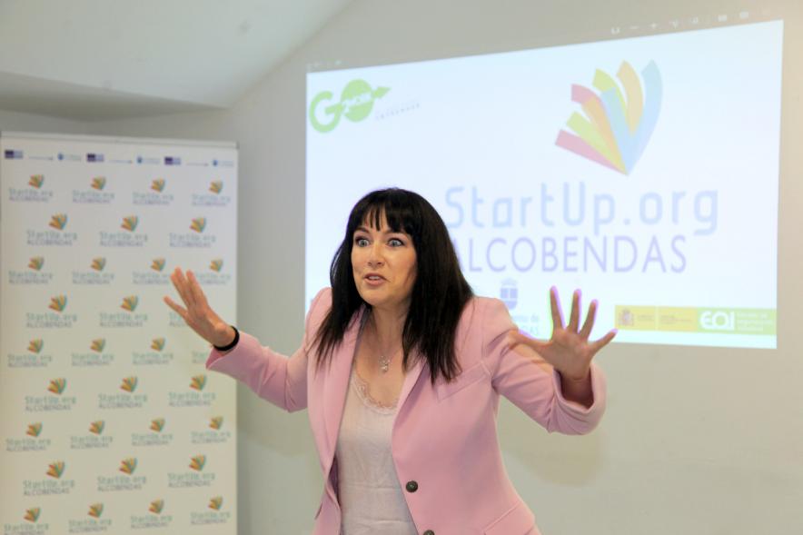 Presentación de Empresas Aceleradas por el Programa StartUp Alcobendas - Imagen de una de las presentadoras.             .