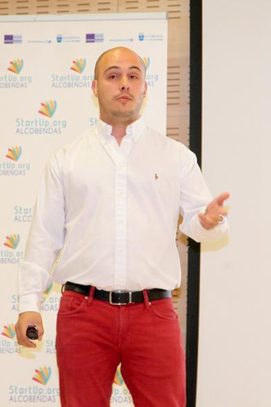 Selección de Proyectos Vª Edición StartUp Alcobendas - Imagen de uno de los ponentes dirigiéndose al público asistente.