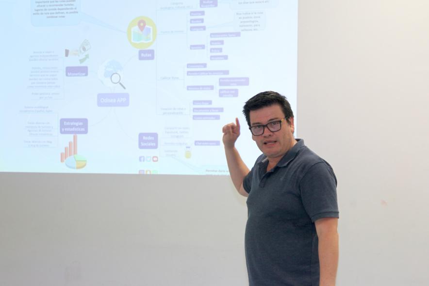 Presentación de Empresas Aceleradas por el Programa StartUp Alcobendas - Imagen  de uno de los presentadores.