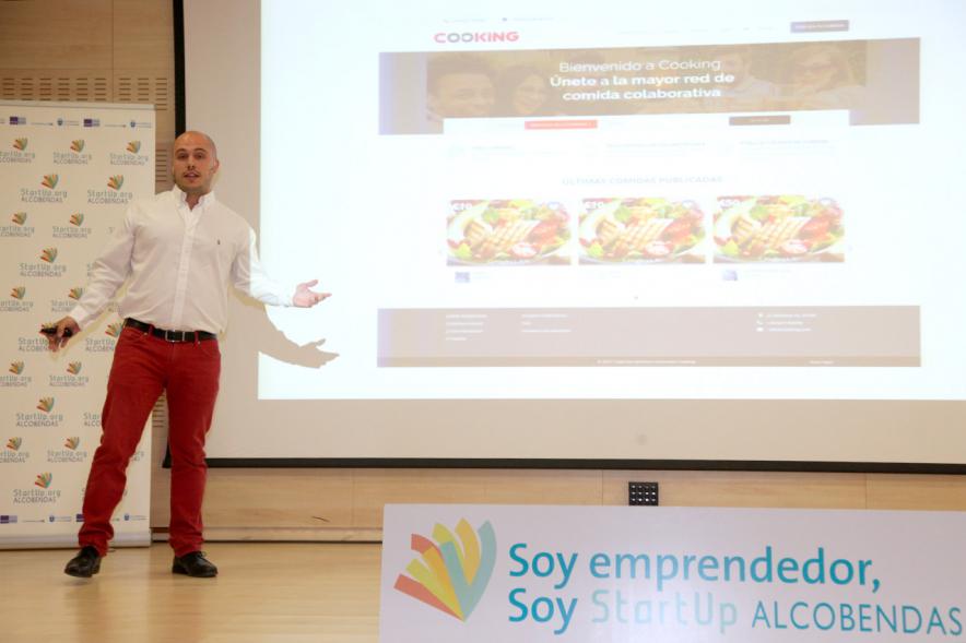 Selección de Proyectos Vª Edición StartUp Alcobendas - Imagen de uno de los ponentes dirigiéndose al público asistente.