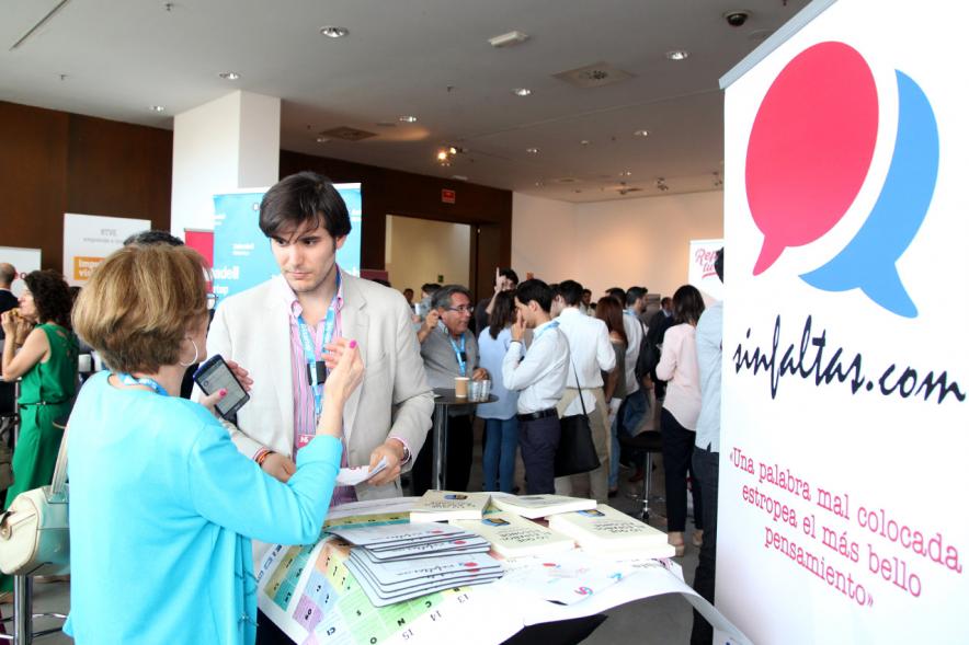 Media Day StartUp Alcobendas - Los participantes  consultan.