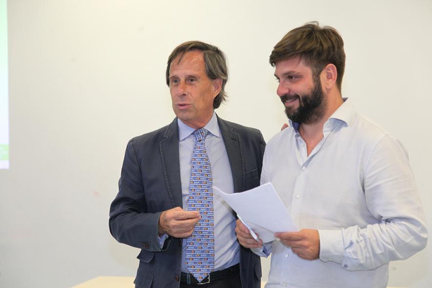 Presentación de Empresas Aceleradas por el Programa StartUp Alcobendas - Imagen del alcalde García de Vinuesa con uno de los profesionales.