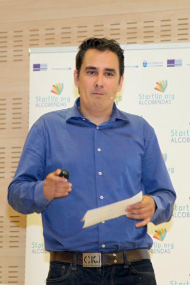Selección de Proyectos Vª Edición StartUp Alcobendas - Imagen de uno de los ponentes dirigiéndose al público asistente.