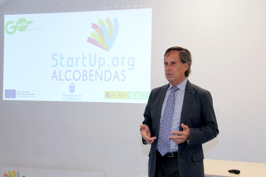 Presentación de Empresas Aceleradas por el Programa StartUp Alcobendas - Primer plano del alcalde García de Vinuesa.