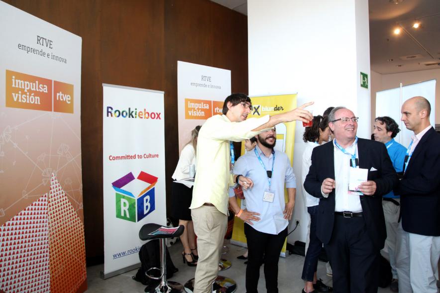 Media Day StartUp Alcobendas - Los participantes  consultan.