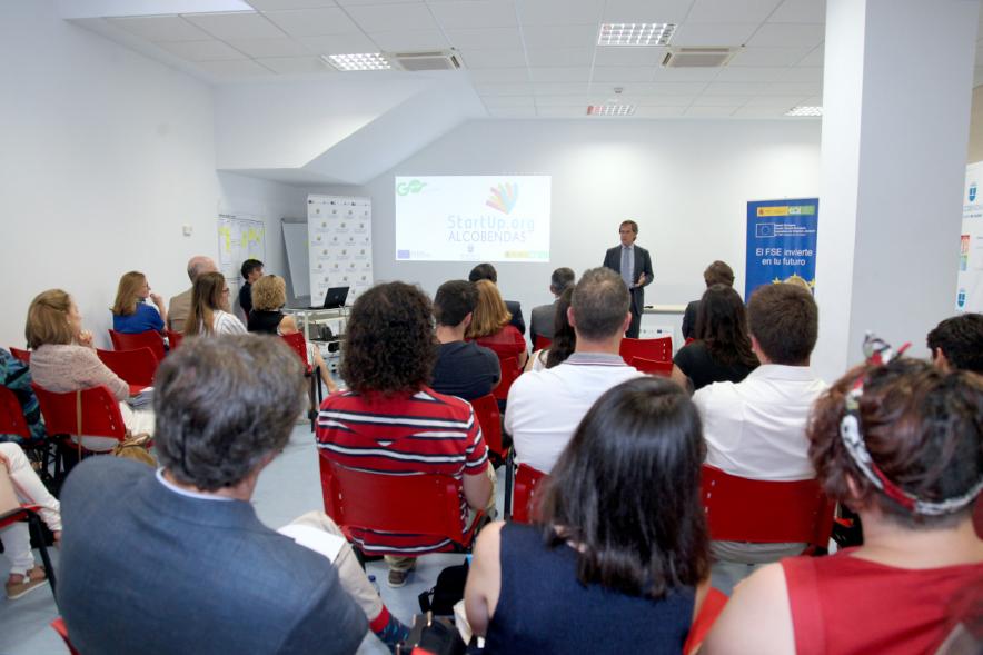 Presentación de Empresas Aceleradas por el Programa StartUp Alcobendas - Imagen del alcalde García de Vinuesa dirigiéndose al aula. 