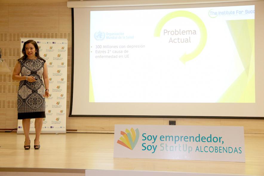 Selección de Proyectos Vª Edición StartUp Alcobendas - Imagen de una de las ponentes dirigiéndose al público asistente.