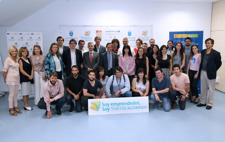 Presentación de Empresas Aceleradas por el Programa StartUp Alcobendas - Posado con el alcalde García de Vinuesa , D. Agustín Martin y los emprendedores.