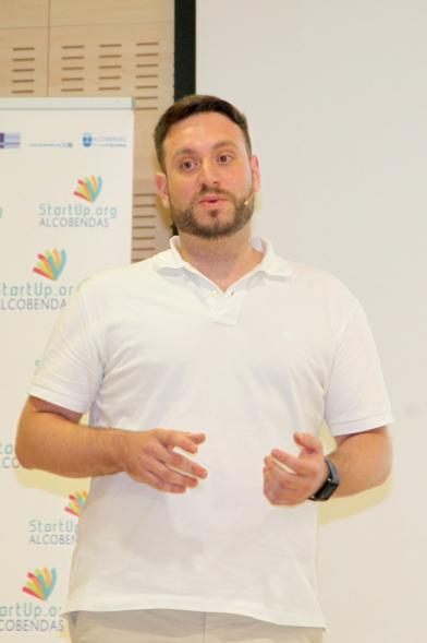 Selección de Proyectos Vª Edición StartUp Alcobendas - Imagen de uno de los ponentes dirigiéndose al público asistente.