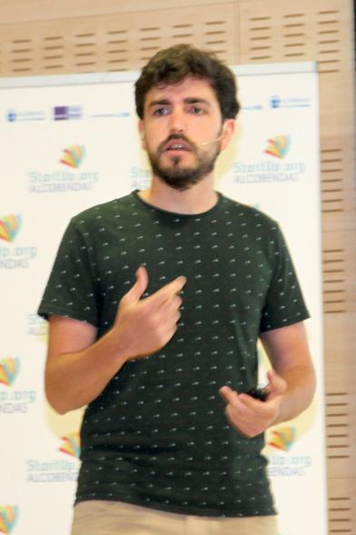 Selección de Proyectos Vª Edición StartUp Alcobendas - Imagen de uno de los ponentes dirigiéndose al público asistente.