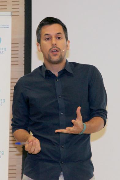 Selección de Proyectos Vª Edición StartUp Alcobendas - Imagen de uno de los ponentes dirigiéndose al público asistente.