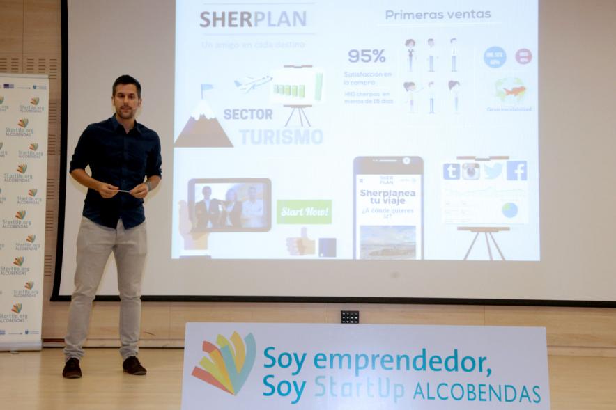 Selección de Proyectos Vª Edición StartUp Alcobendas - Imagen de uno de los ponentes dirigiéndose al público asistente.