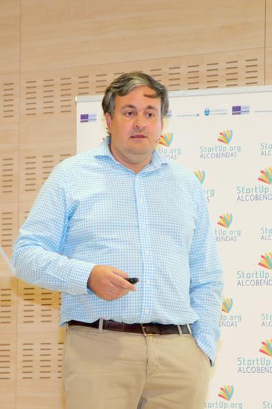Selección de Proyectos Vª Edición StartUp Alcobendas - Imagen de uno de los ponentes dirigiéndose al público asistente.