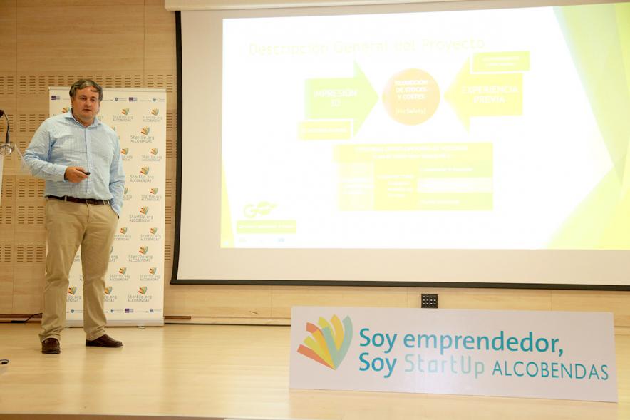 Selección de Proyectos Vª Edición StartUp Alcobendas - Imagen de uno de los ponentes dirigiéndose al público asistente.