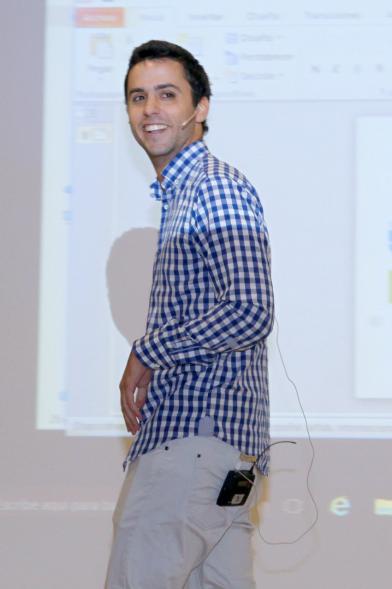 Selección de Proyectos Vª Edición StartUp Alcobendas - Imagen de uno de los ponentes dirigiéndose al público asistente.