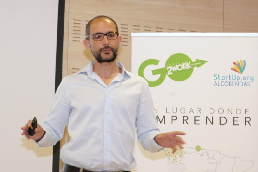 Selección de Proyectos Vª Edición StartUp Alcobendas - Imagen de uno de los ponentes dirigiéndose al público asistente.