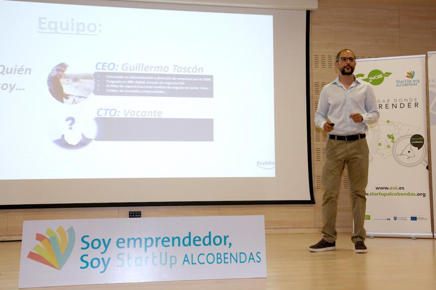 Selección de Proyectos Vª Edición StartUp Alcobendas - Imagen de uno de los ponentes dirigiéndose al público asistente.
