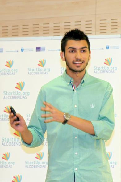 Selección de Proyectos Vª Edición StartUp Alcobendas - Imagen de uno de los ponentes dirigiéndose al público asistente.