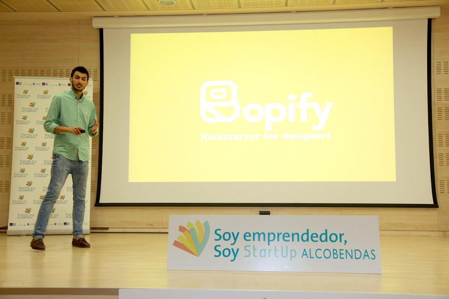 Selección de Proyectos Vª Edición StartUp Alcobendas - Imagen de uno de los ponentes dirigiéndose al público asistente.