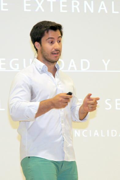 Selección de Proyectos Vª Edición StartUp Alcobendas - Imagen de uno de los ponentes dirigiéndose al público asistente.