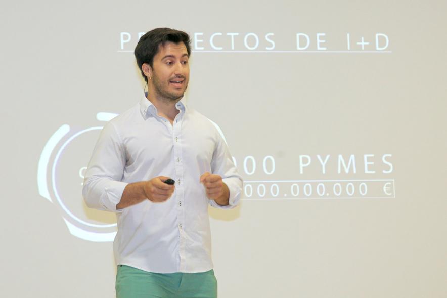 Selección de Proyectos Vª Edición StartUp Alcobendas - Imagen de uno de los ponentes dirigiéndose al público asistente.