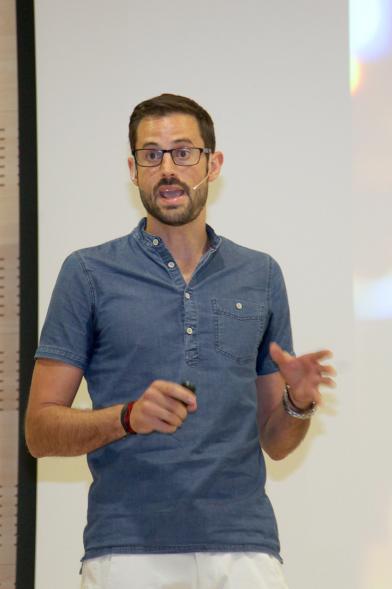 Selección de Proyectos Vª Edición StartUp Alcobendas - Imagen de uno de los ponentes dirigiéndose al público asistente.
