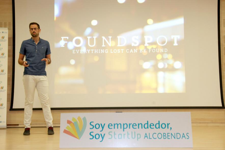 Selección de Proyectos Vª Edición StartUp Alcobendas - Imagen de uno de los ponentes dirigiéndose al público asistente.