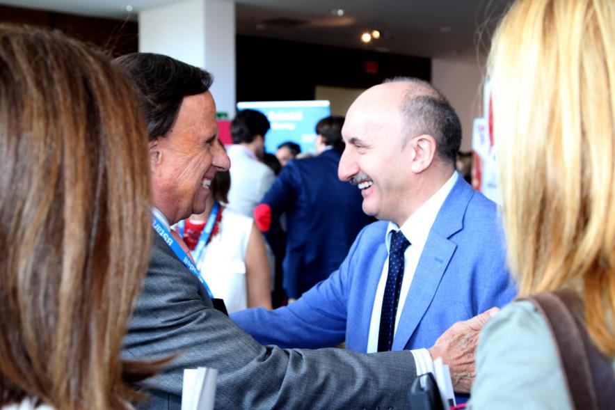 Media Day StartUp Alcobendas - El alcalde con un empresario.
