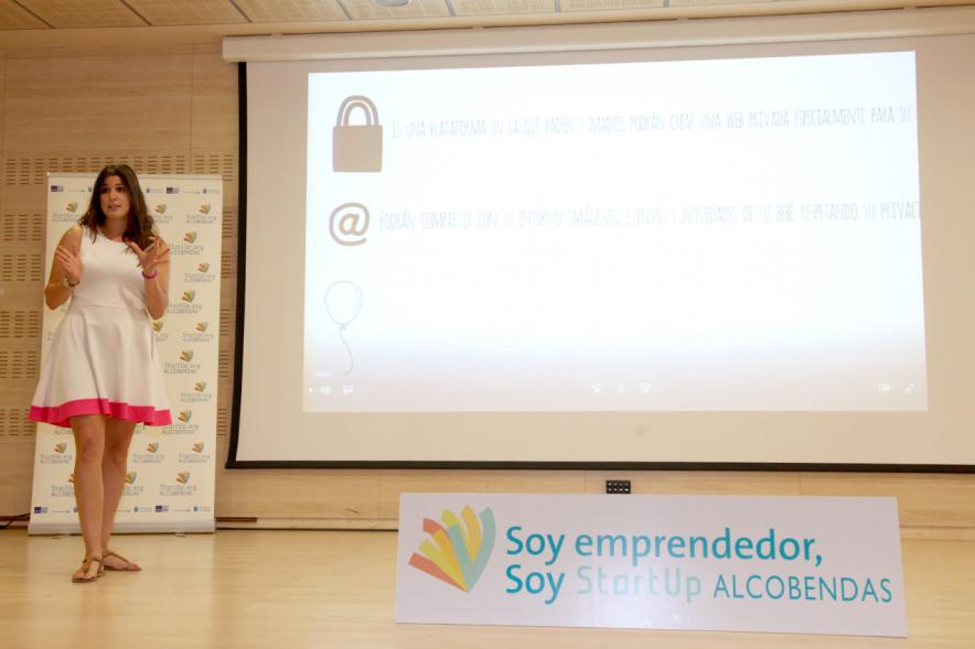 Selección de Proyectos Vª Edición StartUp Alcobendas - Imagen de una de las ponentes dirigiéndose al público asistente.