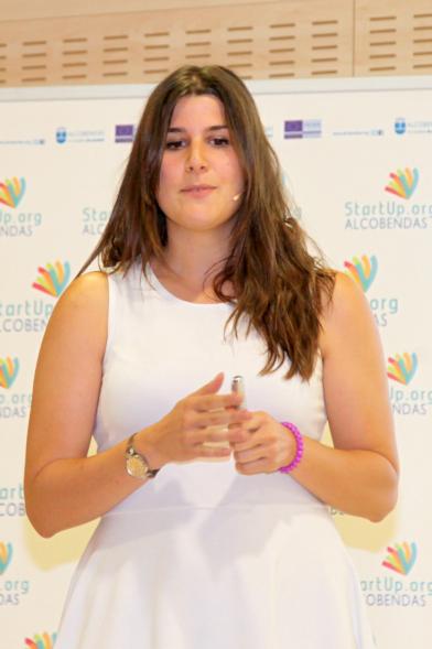 Selección de Proyectos Vª Edición StartUp Alcobendas - Imagen de una de las ponentes dirigiéndose al público asistente.