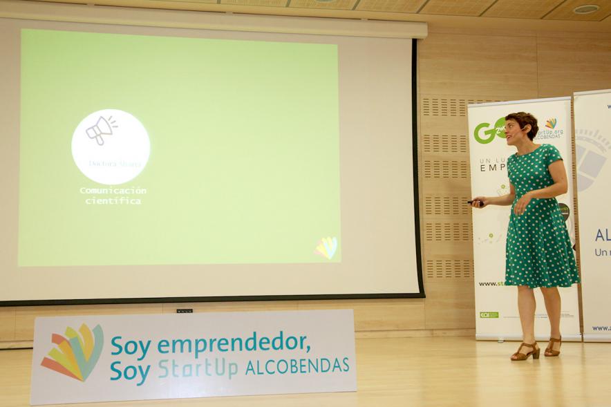 Selección de Proyectos Vª Edición StartUp Alcobendas - Imagen de una de las ponentes dirigiéndose al público asistente.