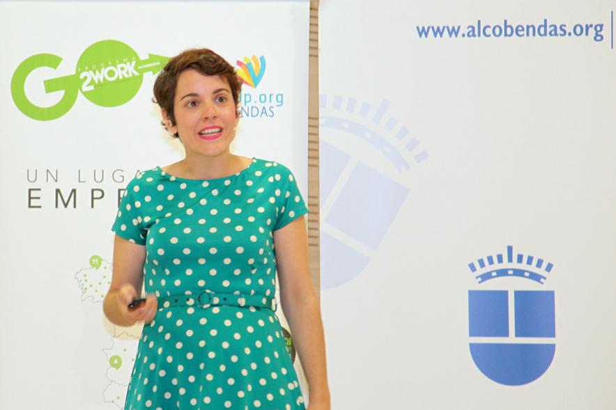 Selección de Proyectos Vª Edición StartUp Alcobendas - Imagen de una de las ponentes dirigiéndose al público asistente.