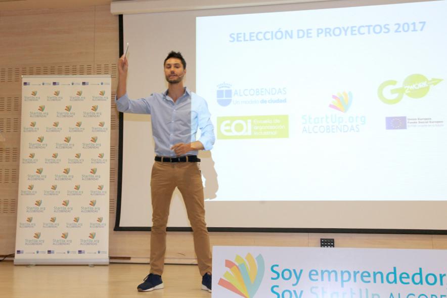 Selección de Proyectos Vª Edición StartUp Alcobendas - Imagen de uno de los ponentes dirigiéndose al público asistente.