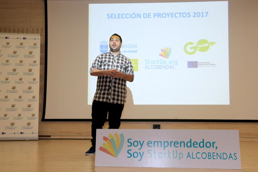 Selección de Proyectos Vª Edición StartUp Alcobendas - Imagen de uno de los ponentes dirigiéndose al público asistente.