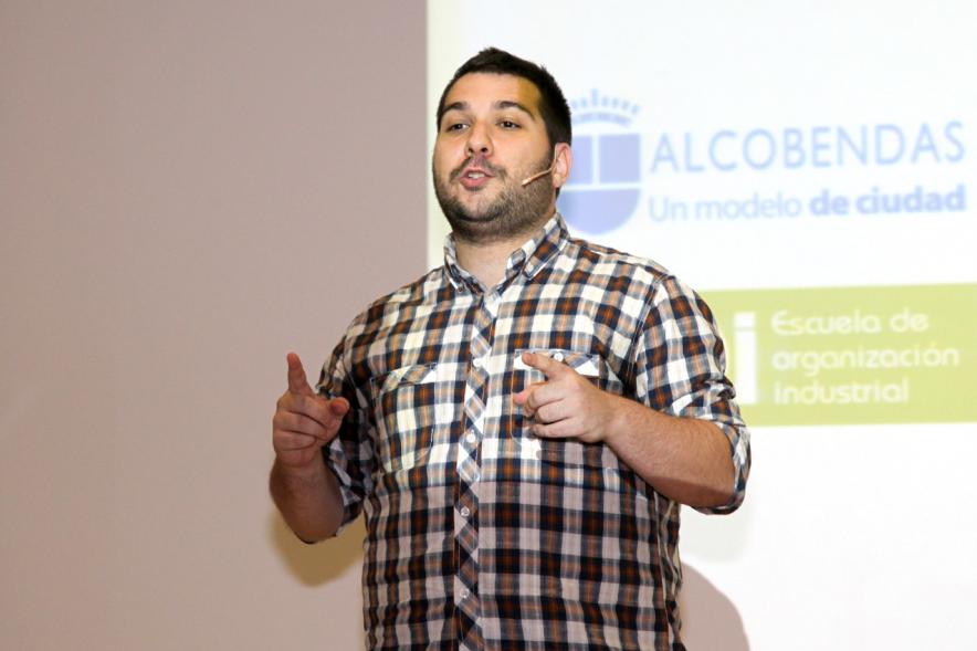Selección de Proyectos Vª Edición StartUp Alcobendas - Imagen de uno de los ponentes dirigiéndose al público asistente.