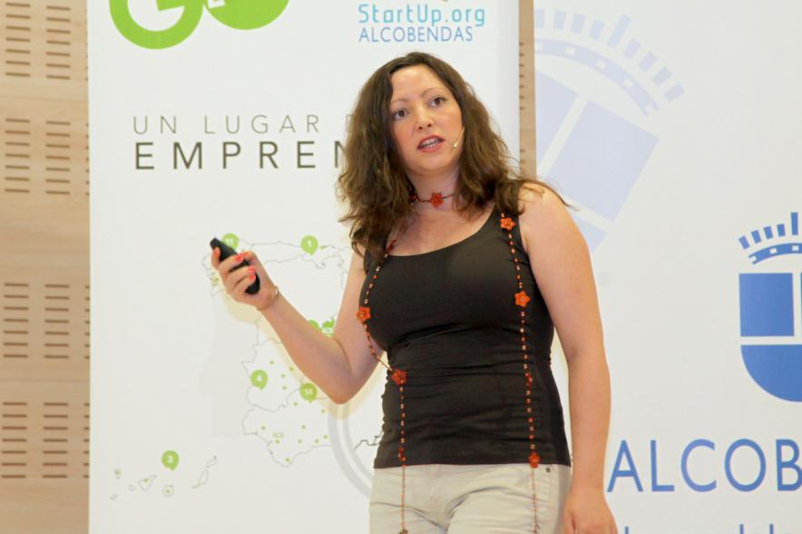 Selección de Proyectos Vª Edición StartUp Alcobendas - Imagen de una de las ponentes dirigiéndose al público asistente.